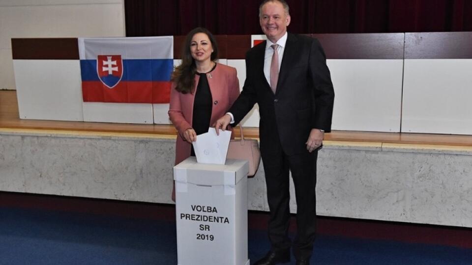 Začína to od hlavy: Na facebooku nechýba ani prezident Andrej Kiska pri urne. 