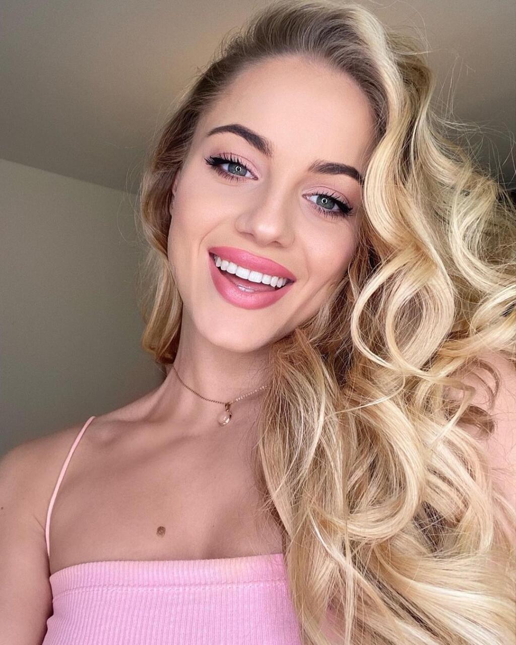 Sexi Ana Maria Markovič sa okrem futbalu živí aj modelingom. Určite sa v ňom nestratí.