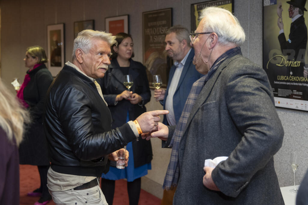Prehliadka prvotriednych filmov z troch najprestížnejších svetových festivalov v Berlíne, Benátkach a Cannes. Na snímke vpravo je Richard Stanke.