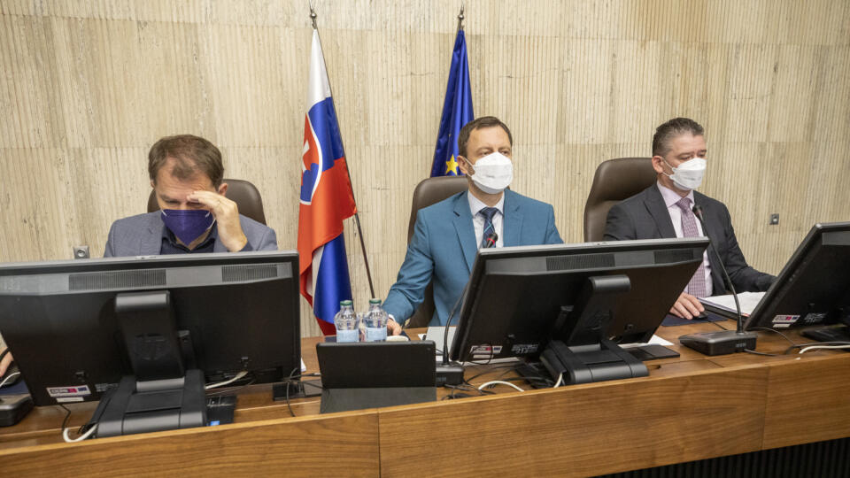 Na snímke 53. schôdza vlady SR, Igor Matovič, Eduard Heger, Roman Mikulec