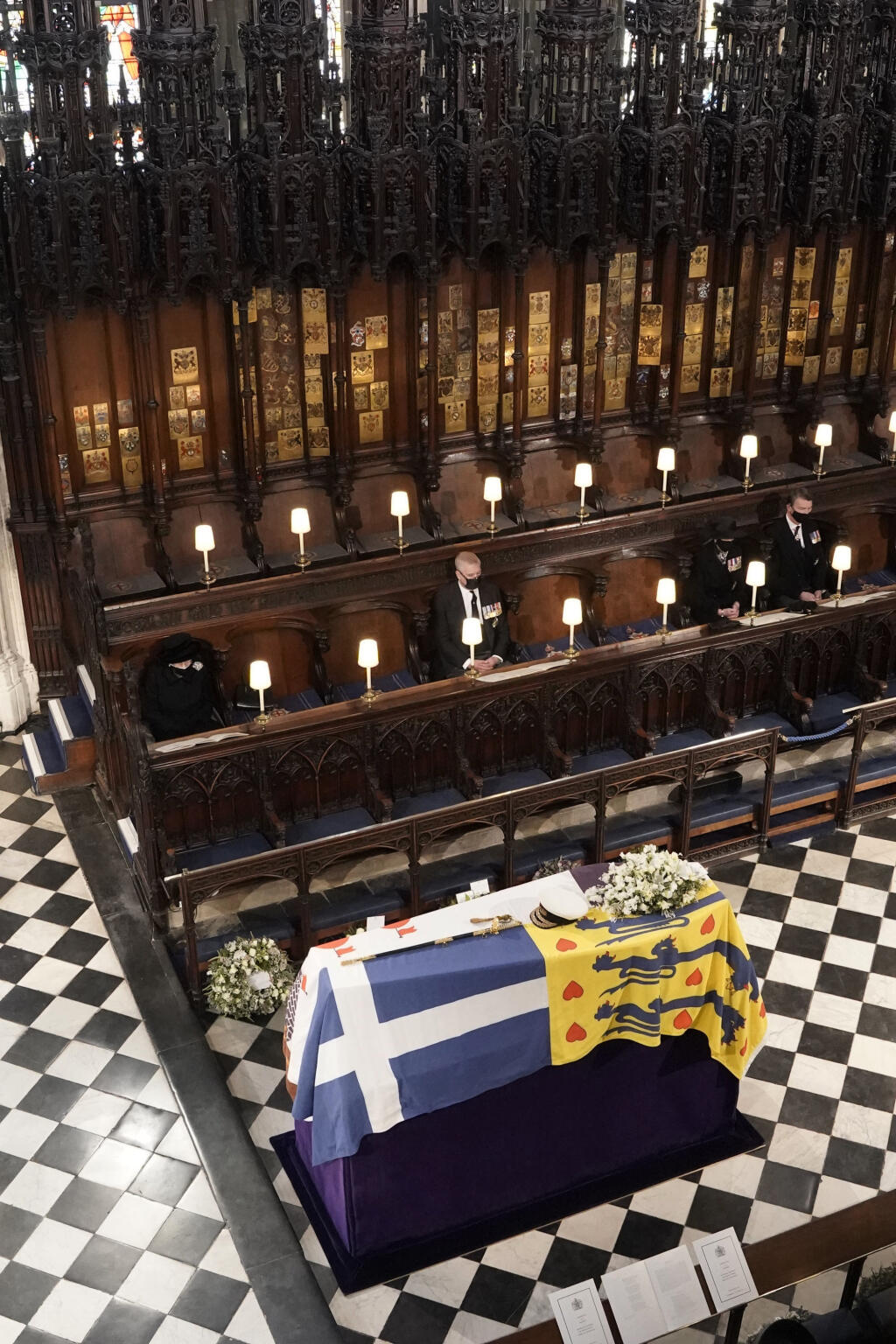 Britská kráľovná Alžbeta II. (vľavo), princ Andrew, princezná Anne a viceadmirál Timothy Laurence (vpravo) sedia neďaleko rakvy s telesnými pozostatkami britského princa Philipa v Kaplnke svätého Juraja počas pohrebu britského princa Philipa, manžela britskej kráľovnej Alžbety II., ktorý zomrel minulý piatok vo veku 99 rokov, v areáli Windsorského zámku vo Windsore 17. apríla 2021.