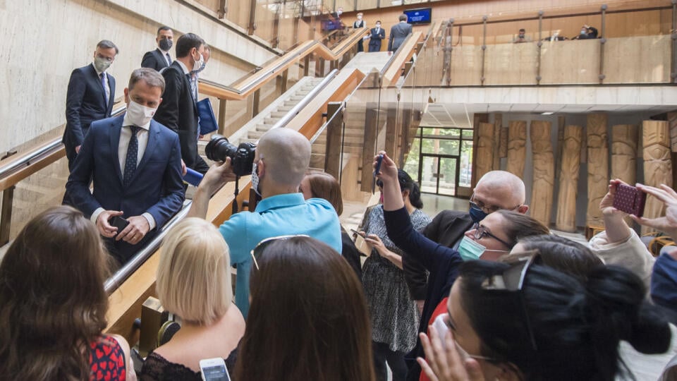 Na snímke vľavo premiér SR Igor Matovič (OĽaNO) prichádza na rokovanie 16. schôdze vlády SR v Bratislave 30. apríla 2020. FOTO TASR - Martin Baumann
