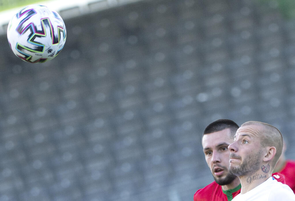 Na snímke vpravo Vladimír Weiss ml. (Slovensko) a vľavo Georgi Minčev (Bulharsko) v prípravnom zápase pred EURO 2020 vo futbale Slovensko – Bulharsko v rakúskom meste Ried im Innkreis v utorok 1. júna 2021. FOTO TASR – Martin Baumann