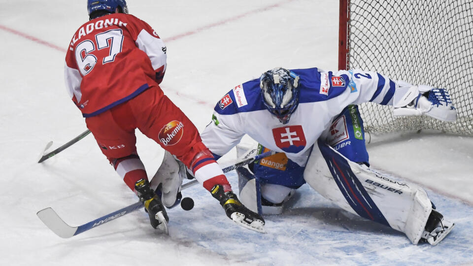 Na snímke vľavo Jan Hladoník (Česko) nepremieňa trestné strieľanie, vpravo brankár Matej Tomek (Slovensko) v prípravnom hokejovom zápase pred MS 2022 Slovensko - Česko.