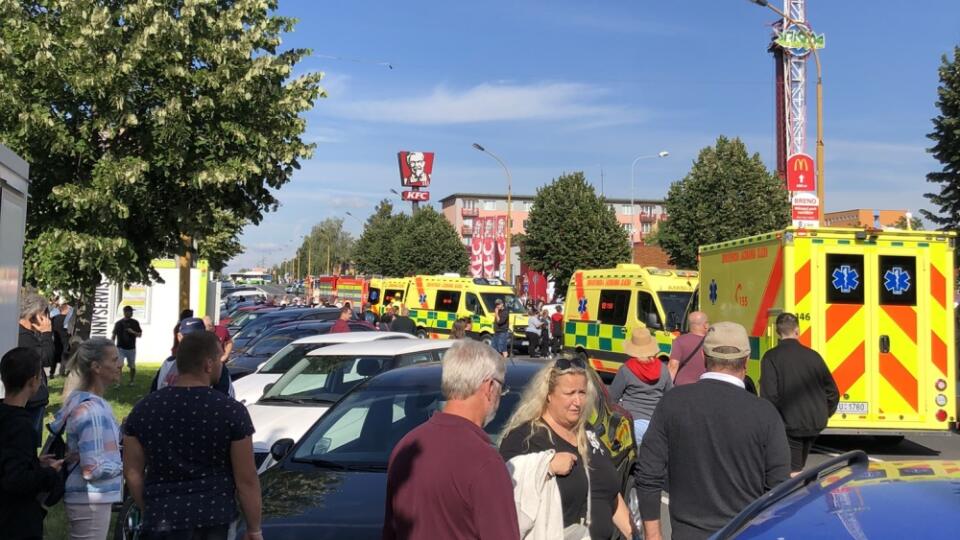 Najmenej 12 ľudí utrpelo v sobotu popoludní zranenia pri páde kolotoča v meste Havířov v Moravskosliezskom kraji