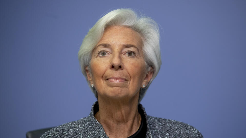 KK2 Frankfurt nad Mohanom - Na archívnej snímke z 12. marca 2020 šéfka Európskej centrálnej banky (ECB) Christine Lagardová počas tlačovej konferencie vo Frankfurte nad Mohanom. Európska centrálna banka (ECB) síce nezmenila úrokové sadzby, ale prijala ďalšie monetárne stimuly. Rada guvernérov ECB vo štvrtok 4. júna 2020 ponechala kľúčovú sadzbu na nule, depozitnú sadzbu na -0,50 percenta a sadzbu na jednodňové refinančné operácie na 0,25 percenta. Zvýšila však núdzový pandemický program nákupov