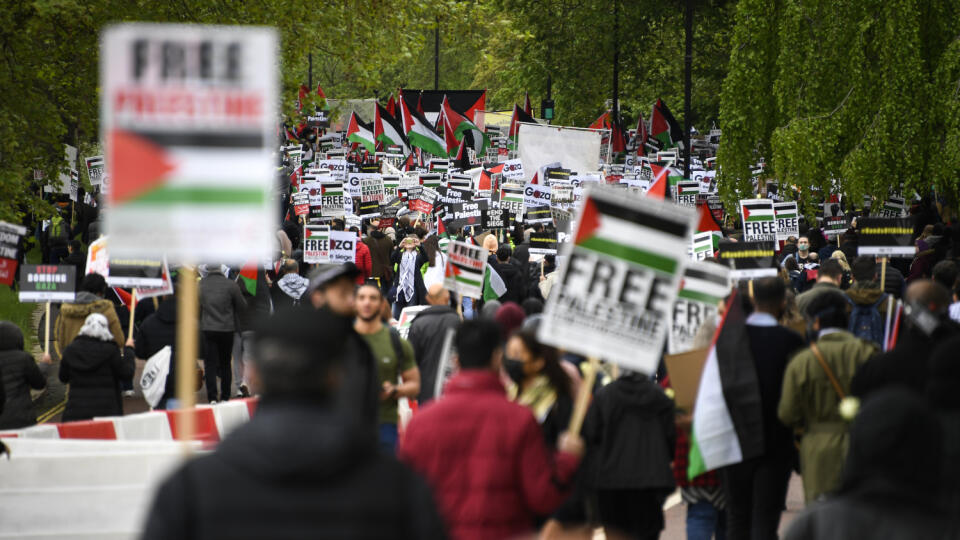 V Londýne sa na demonštráciách zišlo niekoľko tisíc ľudí, ktorí sa vydali na pochod k izraelskej ambasáde. Niesli transparenty s nápisom "Prestaňte bombardovať Gazu" a skandovali heslá požadujúce vytvorenie nezávislého palestínskeho štátu.