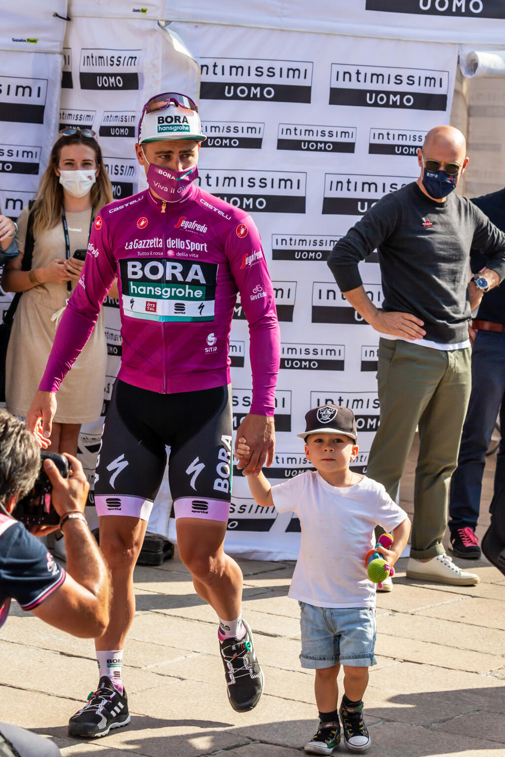 Peter Sagan oslavoval zisk cyklámenového dresu so svojím synčekom Marlonom, s ktorým sa dokonale zladil - obaja mali na sebe dres v rovnakých farbách.