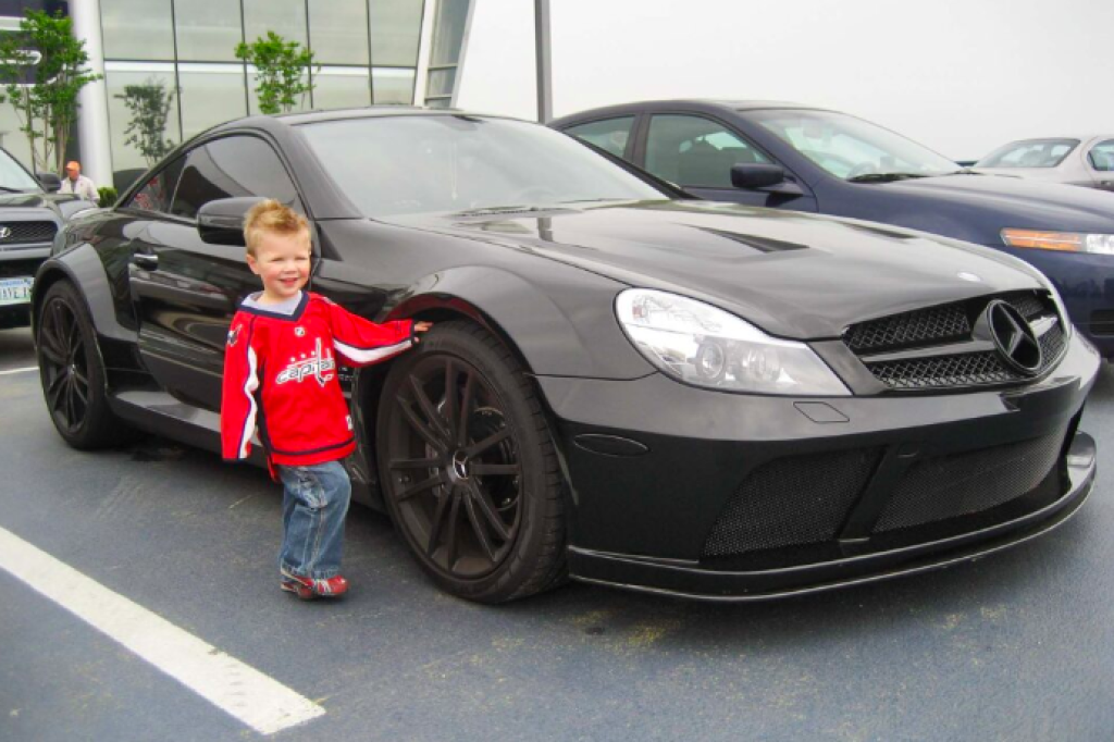 Na ruskú hokejovú ikonu sa však nechytá nikto. Alexander Ovečkin jazdí na Mercedese SL65 Black Series, za ktorý vysolil astronomických 320-tisíc eur.