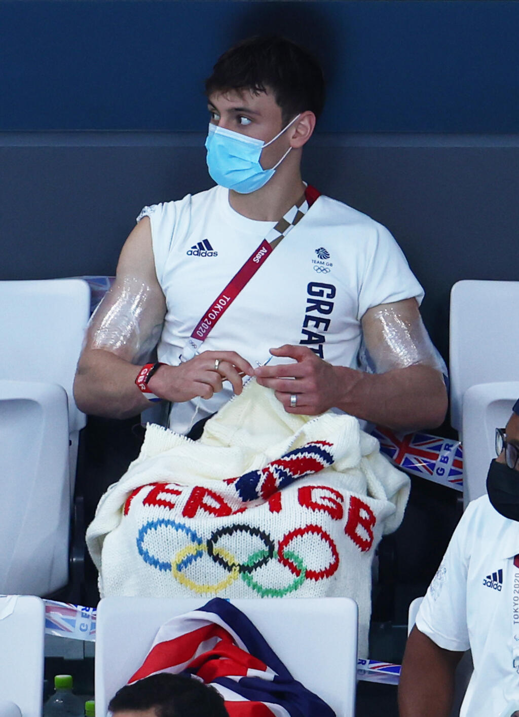 Bez ihlíc a vlny ani na krok. Britský skokan do vody Tom Daley bol na olympiáde stredobodom pozornosti, a to nielen vďaka zisku zlatej medaily. Štrikovanie si zobral aj na tribúnu.