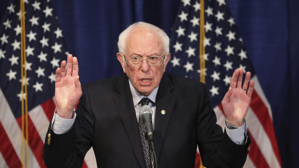 KK26 Burlington - Americký demokratický kandidát na prezidenta Bernie Sanders hovorí 11. marca 2020 v Burlingtone. Americký senátor Bernie Sanders v stredu povedal, že zostáva v súboji o prezidentskú nomináciu Demokratickej strany. Prioritou je podľa jeho slov poraziť prezidenta Donalda Trumpa. FOTO TASR/AP
Democratic presidential candidate, Sen. Bernie Sanders, I-Vt., speaks to reporters on Wednesday, March 11, 2020, in Burlington, Vt. (AP Photo/Charles Krupa)