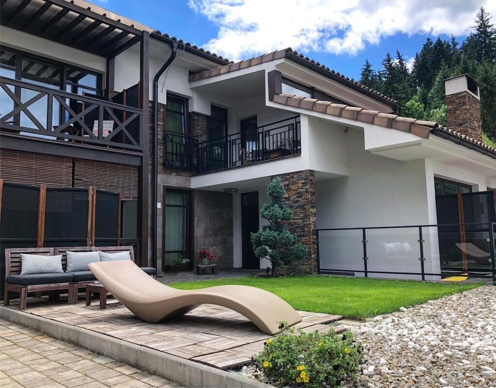 Ponúka hosťom moderné ubytovanie, pričom všetky apartmány sú ladené do béžových tónov a sú zariadené nábytkom z tmavého dreva. Majú priestrannú obývaciu izbu so satelitnou TV, kuchynku s jedálenským kútom a kúpeľňu so sprchovacím kútom.