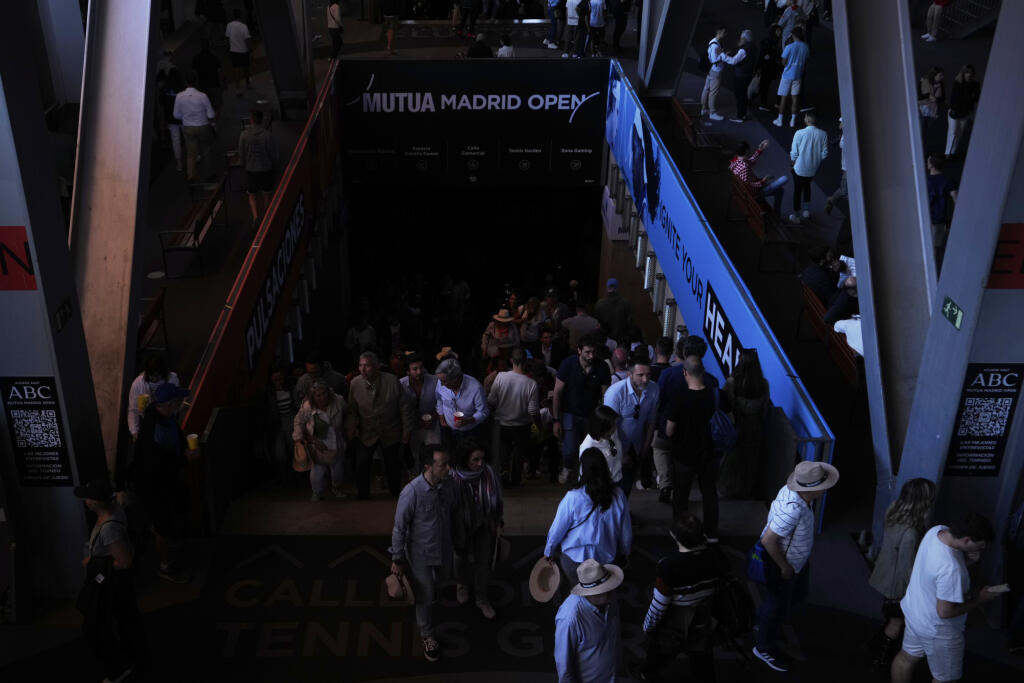 KK55 Madrid - Diváci sa pohybujú v dejisku tenisového turnaja v Madride počas výpadku elektrického prúdu v pondelok 28. apríla 2025. Tenisové turnaje ATP a WTA v Madride museli prerušiť svoj pondelkový program pre výpadok elektrickej energie. Vedenie ATP Tour informovalo, že z tohto dôvodu nemohli pokračovať dva zápasy dvojhry a jeden duel štvorhry. FOTO TASR/AP
Spectators roam inside the Madrid Open tennis tournament venue during a general blackout in Madrid, Monday, April 28, 2025. (AP Photo/M