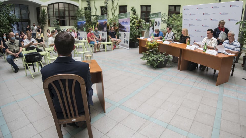 Verejné vypočutie uchádzačov na pozíciu generálneho riaditeľa Štátnej ochrany prírody SR sa uskutočnilo 30. júna 2020 v átriu Ministerstva životného prostredia SR v Bratislave. FOTO TASR - Martin Baumann