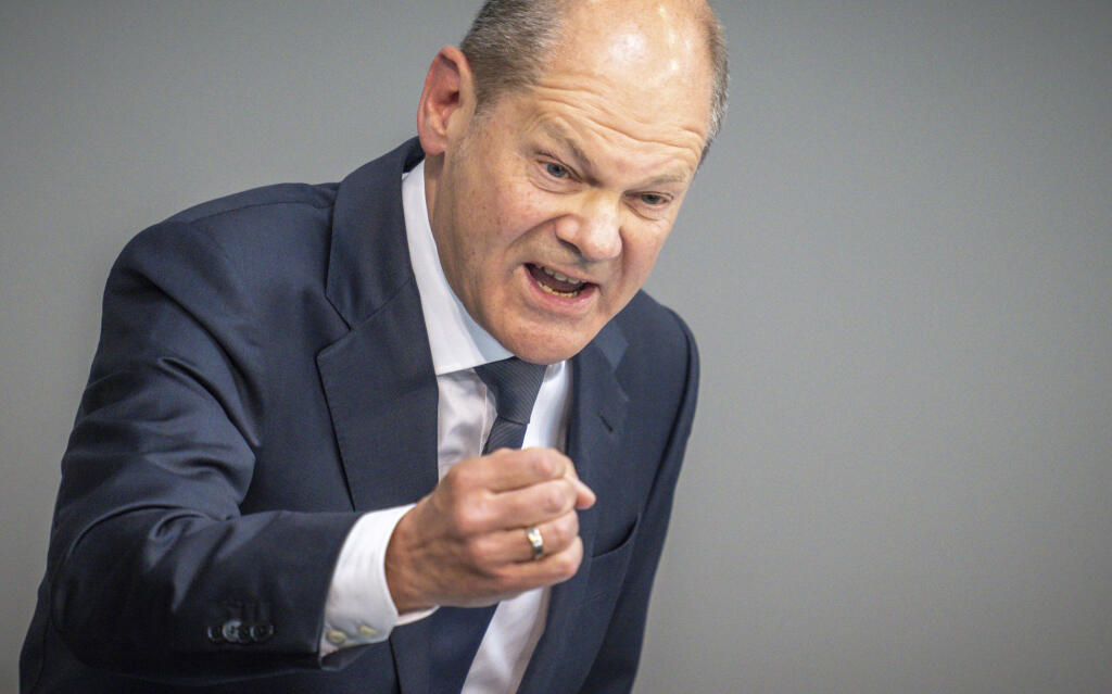 Nemecký kancelár Olaf Scholz. Ten v júli uviedol, že ak si chce Európska únia udržať vedúcu úlohu vo svetovej politike, nemôže si dovoliť ponechať jednotlivým členským štátom právo veta pri rozhodovaní o spoločnej zahraničnej a bezpečnostnej politike. Foto: TASR/AP