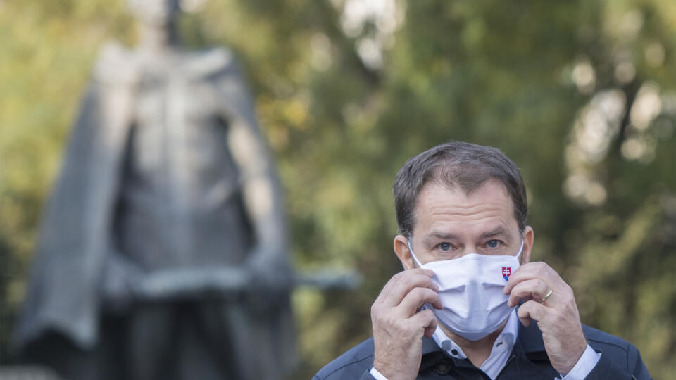 Predseda vlády SR Igor Matovič informuje o výsledkoch prvého dňa druhého kola plošného testovania obyvateľov SR na prítomnosť ochorenia COVID-19 na Námestí SNP v Bratislave 8. novembra 2020. FOTO TASR - Martin Baumann