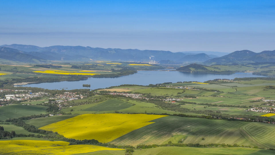 Z otvorenia letnej turistickej sezóny na Liptove. Tohtoročnú sezónu otvorili netradične z teplovzdušného balóna letom ponad Liptov. Na snímke vodná nádrž Liptovská Mara, dole obec Bobrovec. Liptovský Mikuláš, 2. júna 2021 FOTO TASR - Miroslava Mlynárová