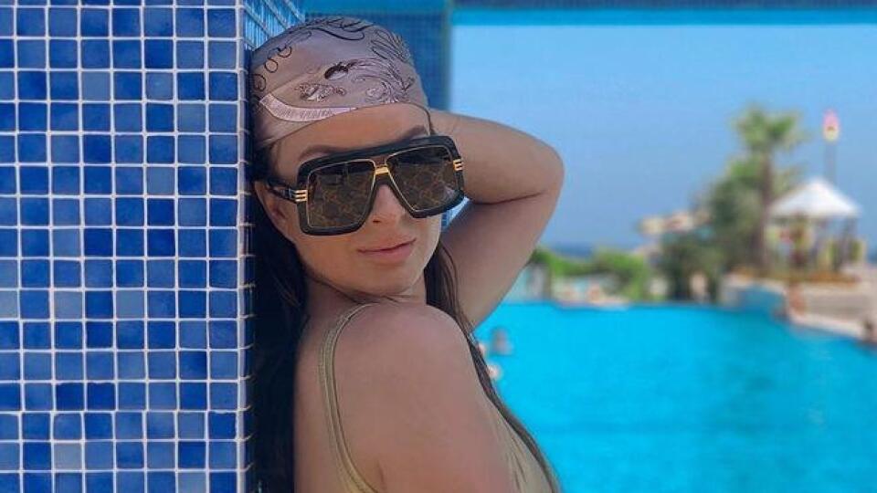 Veronika Nízlová pózuje v zlatých tango plavkách.