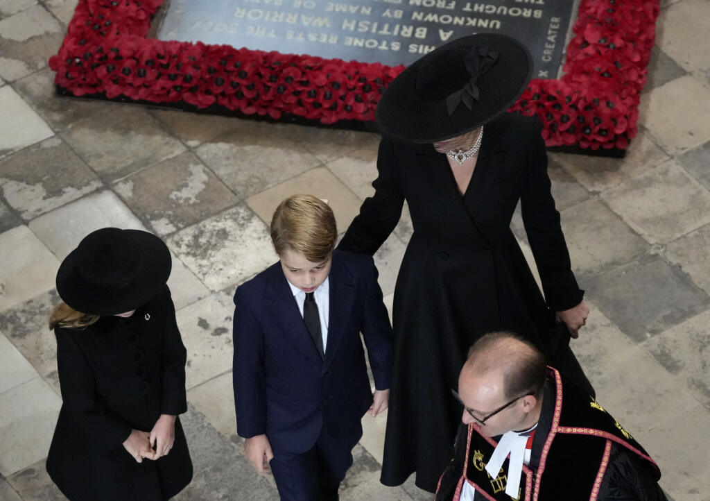 Kate (vpravo), britská princezná z Walesu a jej dve deti, princezná Charlotte a princ George prichádzajú na štátny pohreb britskej kráľovnej Alžbety II. do Westminsterského opátstva v Londýne v pondelok 19. septembra 2022. Štátny pohreb panovníčky sa začal v pondelok o 11.00 h (12.00 SELČ).