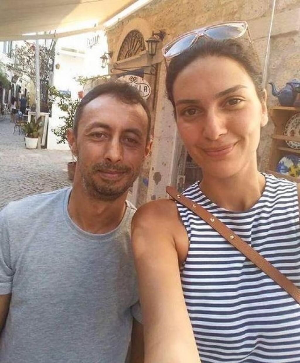 Bergüzar Korel sa v súkromí spolieha na svoju prirodzenú krásu.