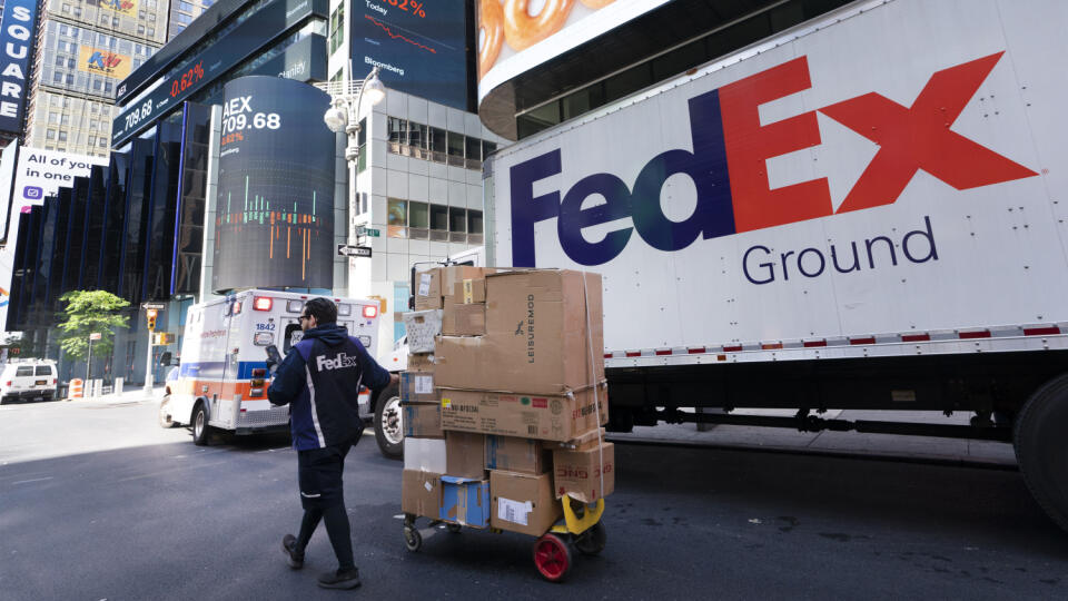 WA 12 archív New York - Na archívnej snímke zo 6. mája 2021 vodič americkej zásielkovej spoločnosti FedEx tlačí balíky v New Yorku. Americká zásielková spoločnosť FedEx sa vo 4. kvartáli obchodného roka 2020/2021 vrátila k zisku, k čomu prispel vysoký dopyt po zásielkových službách a s tým spojený rast tržieb. Výsledky spoločnosti prekonali očakávania trhov, ako v oblasti tržieb, tak aj upraveného zisku. FOTO TASR/AP
FILE - In this Thursday, May 6, 2021, file photo a FedEx driver delivers a c