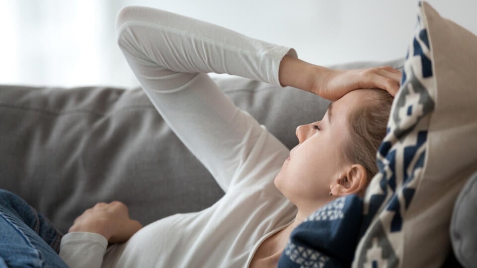 Stres sa považuje za jeden z najčastejších spúšťačov bolestí hlavy. Ak ste v strese, podvedome krčíte ramená ku krku, čo znepriechodňuje cievy v tejto oblasti a pri chronickom pôsobení aj deformuje postavenie stavcov. Stres je spúšťačom nielen tenzných ale aj migrénových bolestí hlavy.