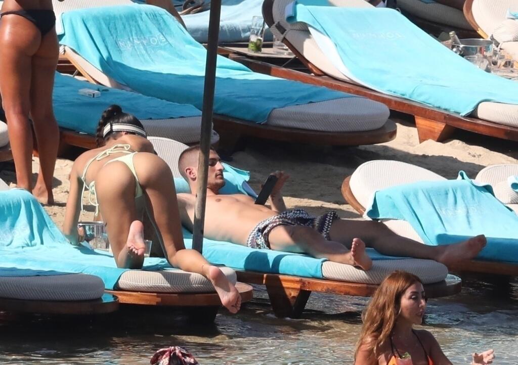 Jessica Aidi nahodila úporné bikini, ktoré jej obtiahli intímne partie.