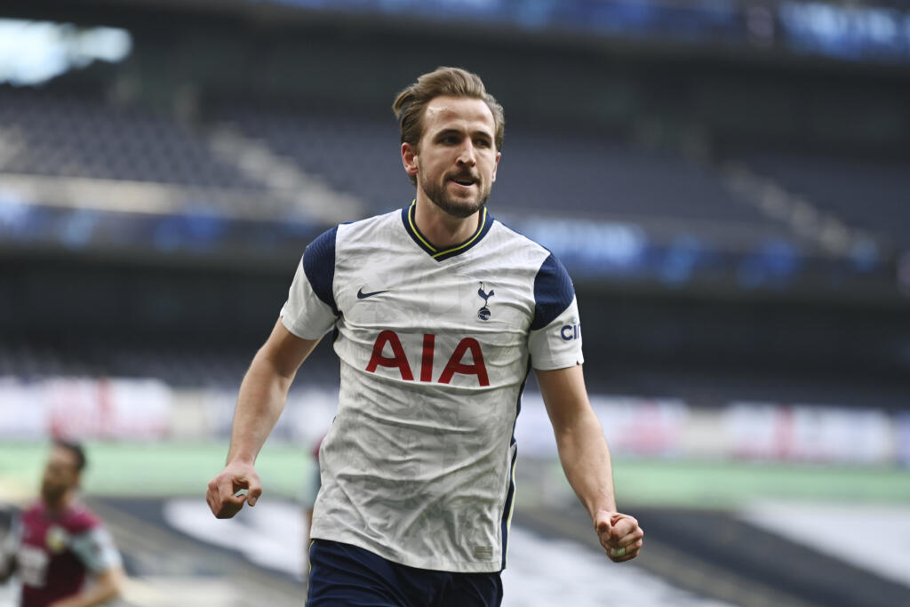 Na snímke hráč Tottenhamu Harry Kane oslavuje svoj gól v zápase 26. kola anglickej Premier League vo futbale Tottenham Hotspur - FC Burnley (4:0) v nedeľu 28. februára 2021. FOTO TASR/AP
Tottenham's Harry Kane celebrates after scoring his side's second goal during an English Premier League soccer match between Tottenham Hotspur and Burnley at the Tottenham Hotspur Stadium in London, England, Sunday, Feb. 28. 2021. (Daniel Leal Olivas/Pool via AP)