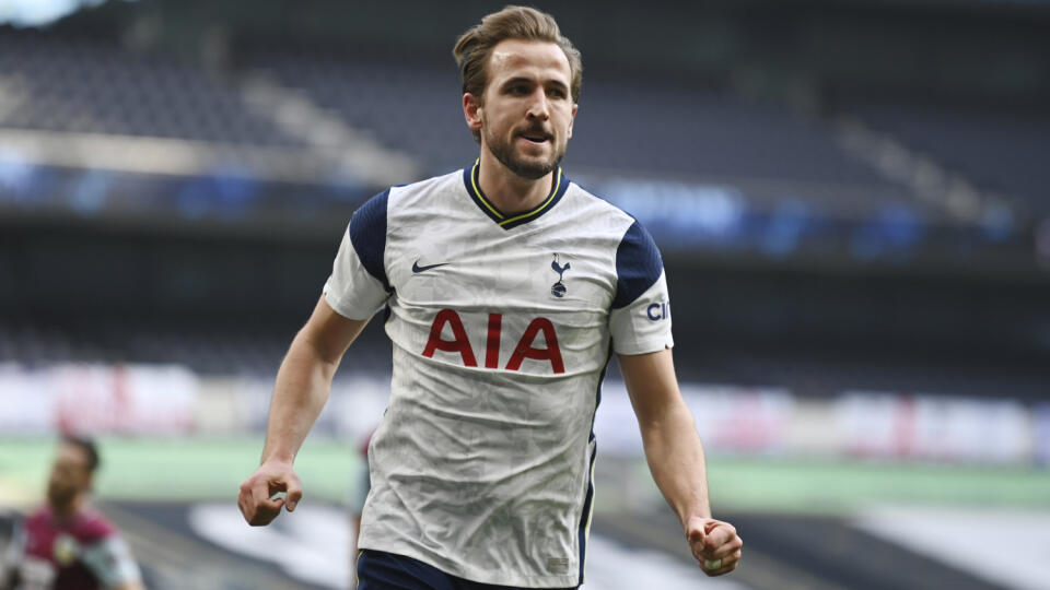 Na snímke hráč Tottenhamu Harry Kane oslavuje svoj gól v zápase 26. kola anglickej Premier League vo futbale Tottenham Hotspur - FC Burnley (4:0) v nedeľu 28. februára 2021. FOTO TASR/AP
Tottenham's Harry Kane celebrates after scoring his side's second goal during an English Premier League soccer match between Tottenham Hotspur and Burnley at the Tottenham Hotspur Stadium in London, England, Sunday, Feb. 28. 2021. (Daniel Leal Olivas/Pool via AP)