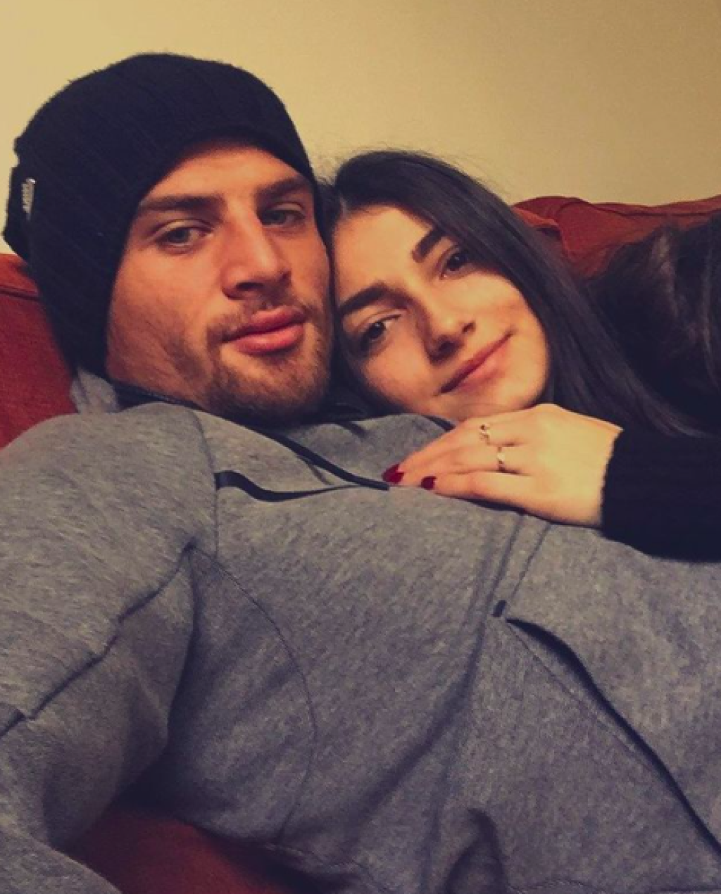 Nicholas Ioannou a jeho sexi priateľka.