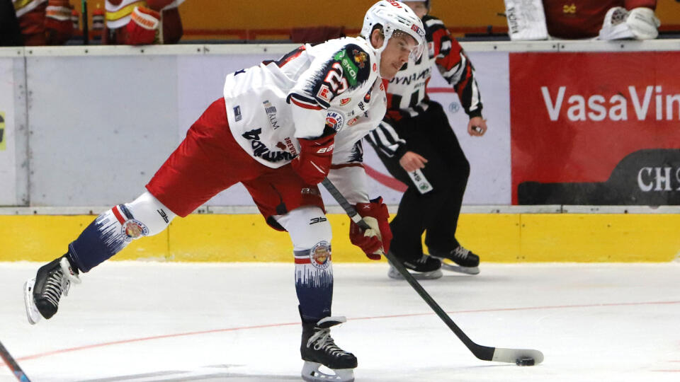 Na snímke útočník HKM Zvolen Peter Krieger v zápase 10. kola hokejovej Tipos extraligy HKM Zvolen - HK Dukla Trenčín vo Zvolene 22. októbra 2021. FOTO TASR - Ján Krošlák