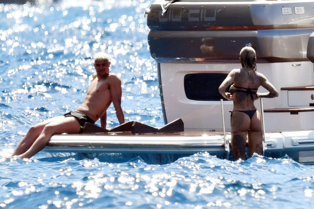 Futbalista Theo Hernandez a modelka Zoe Cristofoli si užili plavbu na jachte plnú erotiky.
