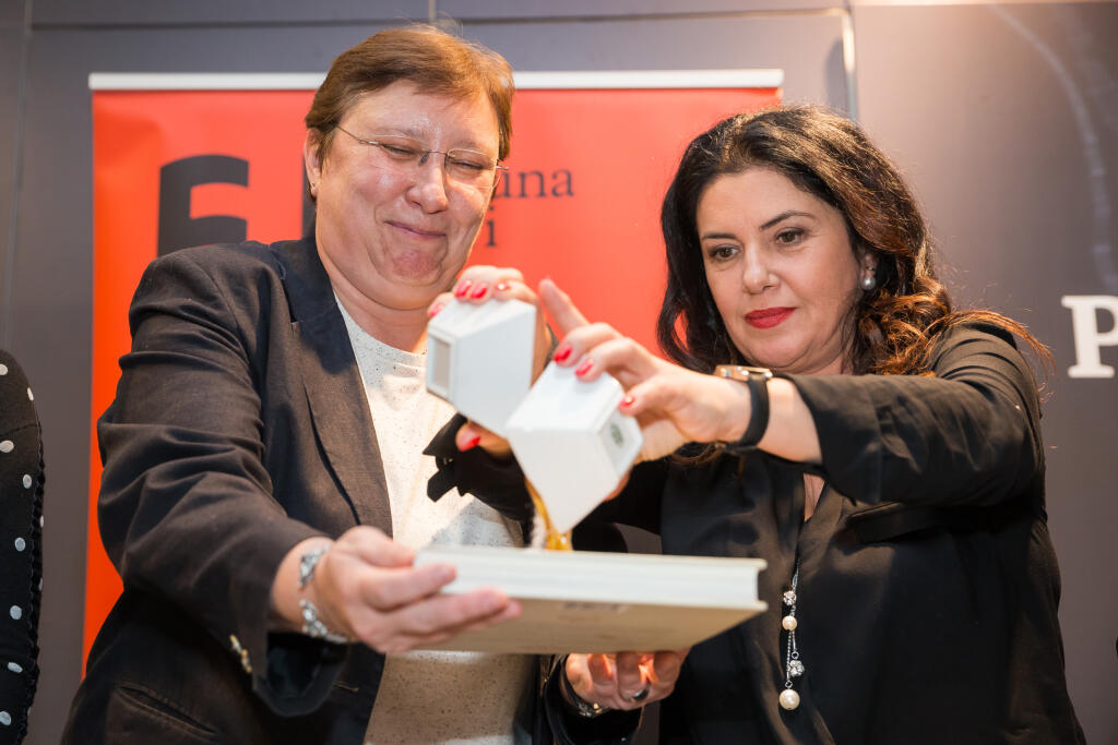 Krst knihy receptov v bratislavskom knihkupectve. Krstna mama bola Iveta Malachovska a samotna autorka