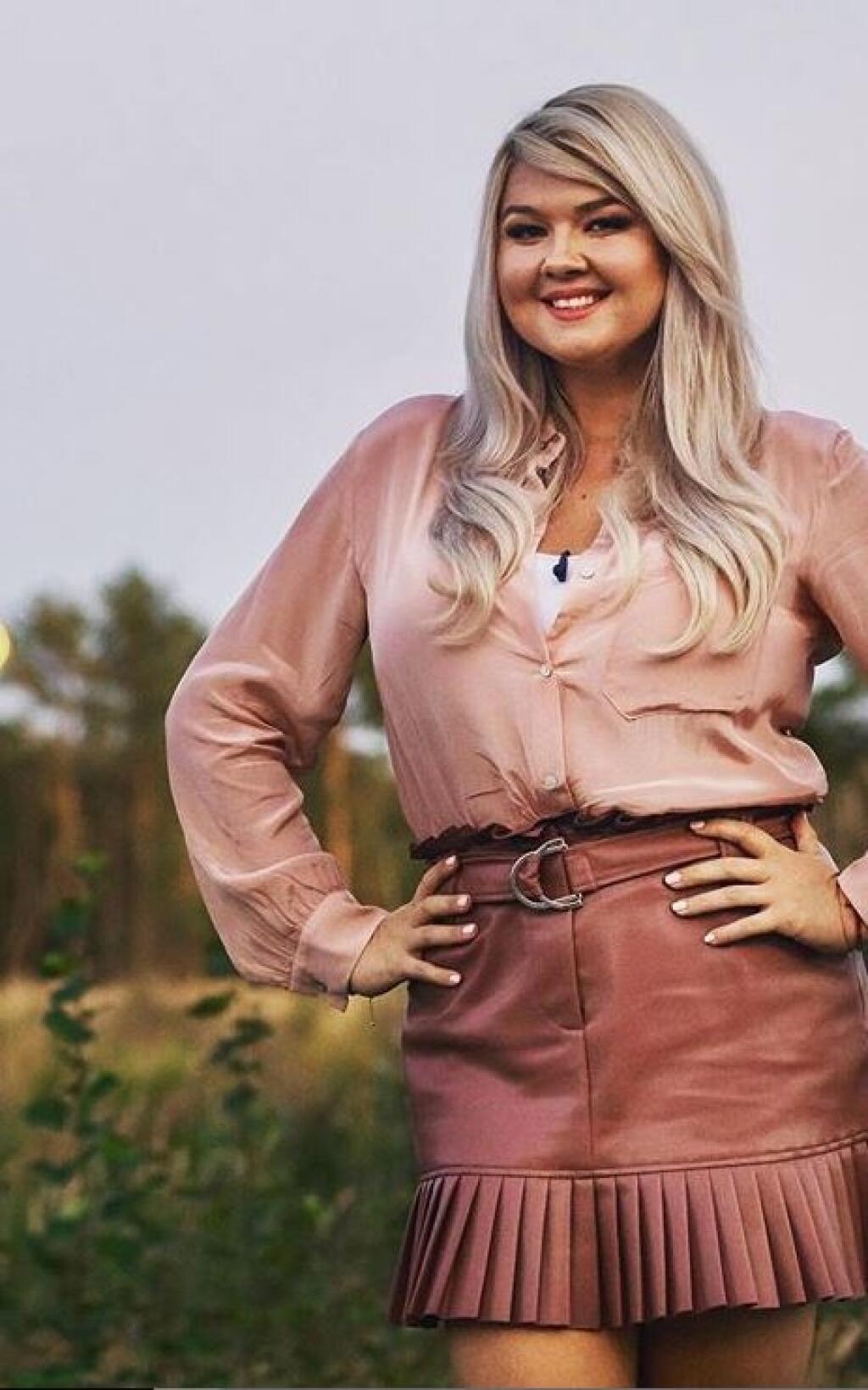 Evelyn vystavuje svoje krivky na obdiv.