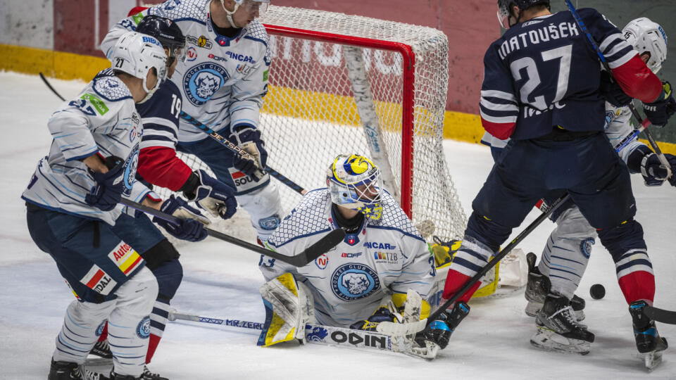 Na snímke zľava Sebastián Čederle (Nitra), Milan Kytnár (Slovan), Filips Buncis (Nitra), Libor Kašík (Nitra), Tomáš Matoušek (Slovan) a Martin Bodák (Nitra) počas zápasu 28. kola Tipos extraligy HC Slovan Bratislava - HK Nitra v Bratislave 10. januára 2023. FOTO TASR - Jaroslav Novák