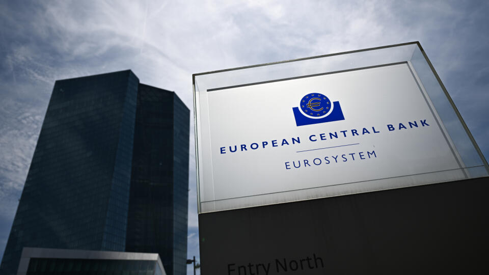 KK7 archív Frankfurt nad Mohanom - Na archívnej snímke z 18. júla 2024 tabuľa s nápisom Európska centrálna banka - Eurosystém