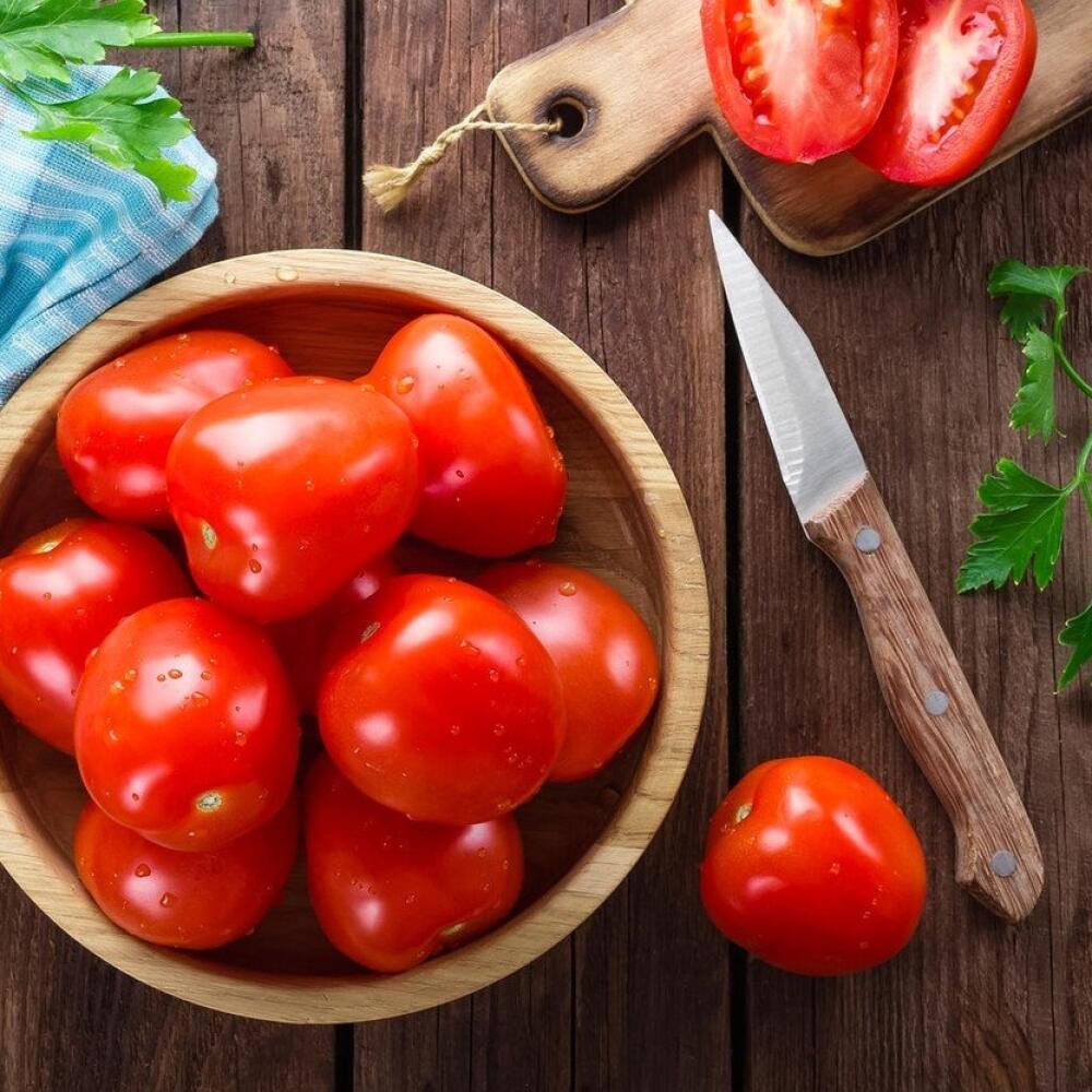 Paradajky prekrojené na polovicu poukladajte na ochutené cestoviny.