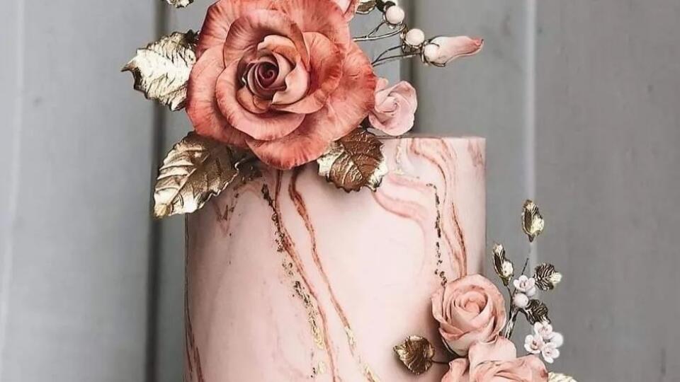 Красивый розовый торт.