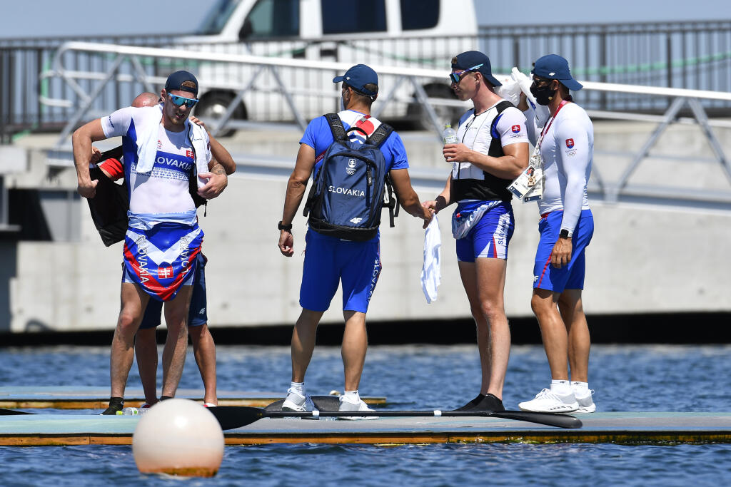 Na snímke slovenská posádka rýchlnostných kanoistov K2 v zložení Samuel Baláž a Adam Botek (vpravo) po švrťfinálovej jazde na 1000 metrov počas XXXII. letných olympijských hier v Tokiu 4. augusta 2021. FOTO TASR - Michal Svítok