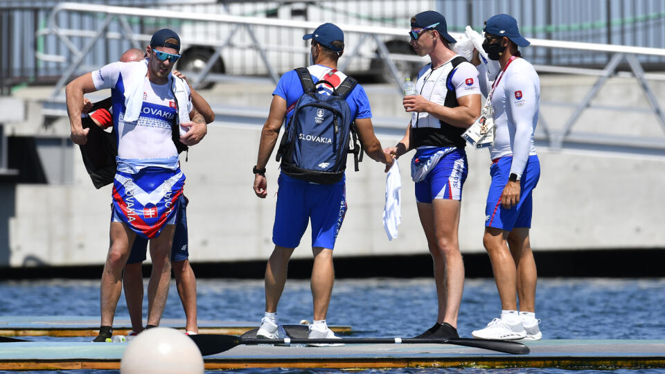 Na snímke slovenská posádka rýchlnostných kanoistov K2 v zložení Samuel Baláž a Adam Botek (vpravo) po švrťfinálovej jazde na 1000 metrov počas XXXII. letných olympijských hier v Tokiu 4. augusta 2021. FOTO TASR - Michal Svítok