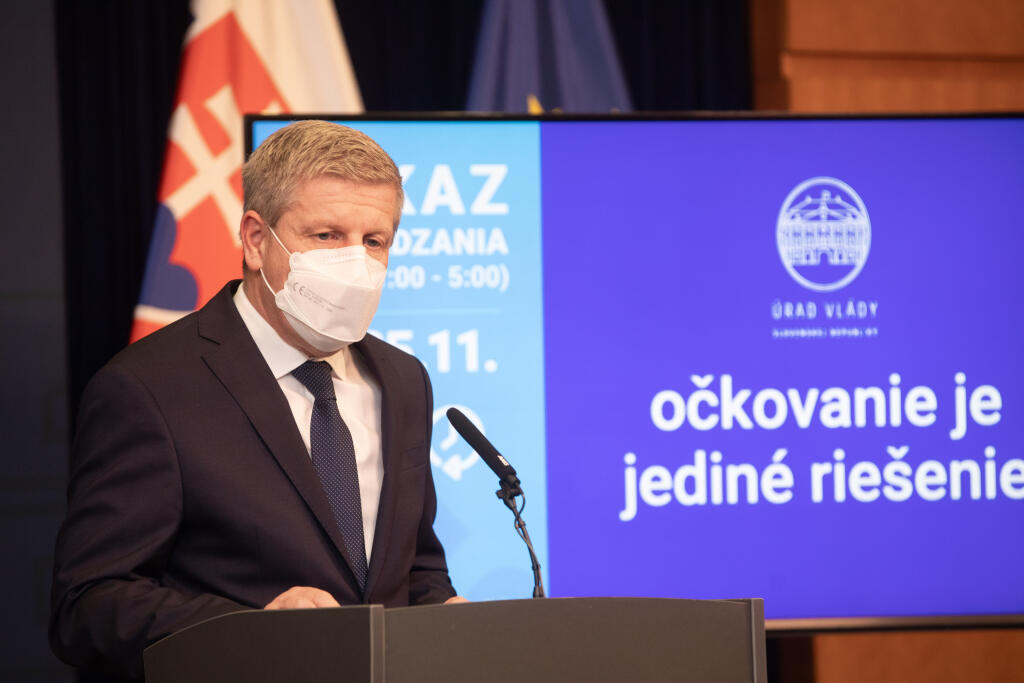 Na snímke je  minister zdravotníctva SR Vladimír Lengvarský počas rokovania vlády na ktorom vláda prijala dvojtýžňový lockdown.