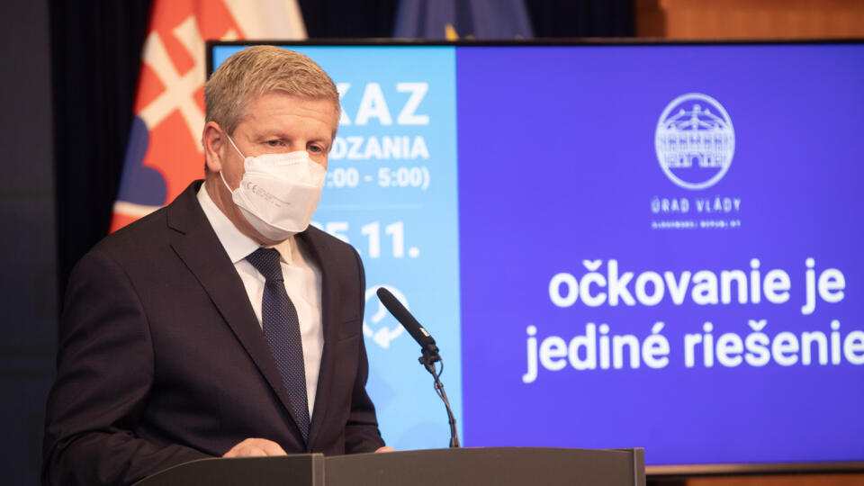 Na snímke je minister zdravotníctva SR Vladimír Lengvarský počas rokovania vlády na ktorom vláda prijala dvojtýžňový lockdown.