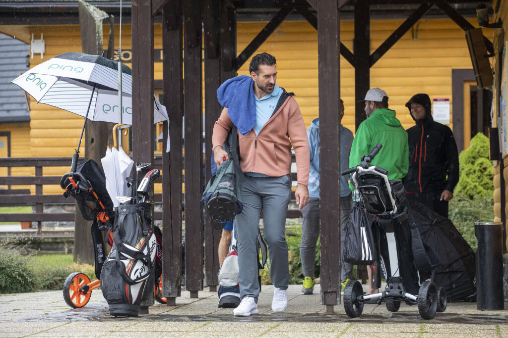 Boris Valábik si vyskúšal, ako mu to ide s golfovými palicami.