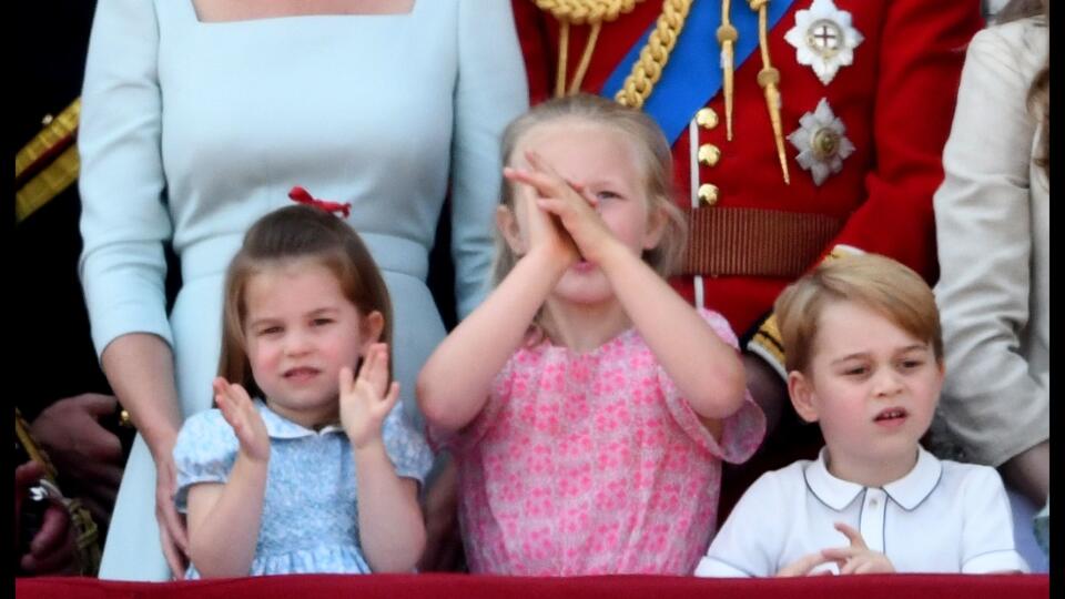 Kráľovská rodina na balkóne pri vojenskej prehliadke Trooping the Colour.