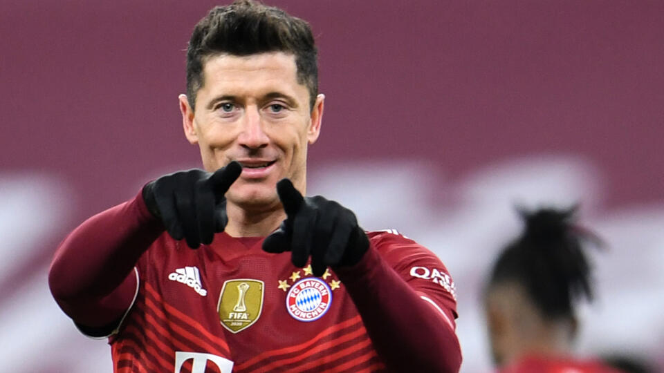 Robert Lewandowski strelil ako druhý hráč 300 gólov v Bundeslige.