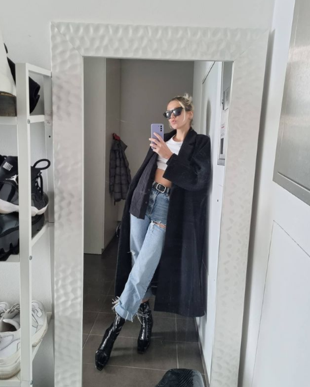 Emma Drobná pózuje vo svojom byte.