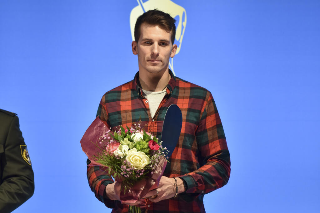 Na snímke vodný slalomár v C1 Matej Beňuš si preberá cenu v kategórii Športovec roka - Divoké vody počas vyhlásenia ankety Kanoista roka 2019 v Bratislave v piatok 24. januára 2020. FOTO TASR - Pavol Zachar