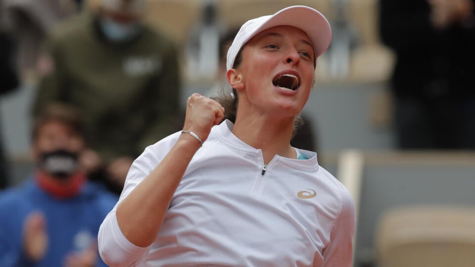 KK63 Paríž - Poľská tenistka Iga Swiateková sa teší z víťazstva nad Američankou Sofiou Keninovou vo finále ženskej dvojhry na grandslamovom turnaji Roland Garros 10. októbra 2020 v Paríži. FOTO TASR/AP
Poland's Iga Swiatek celebrates winning the final match of the French Open tennis tournament against Sofia Kenin of the U.S. in two sets, 6-4, 6-1, at the Roland Garros stadium in Paris, France, Saturday, Oct. 10, 2020. (AP Photo/Michel Euler)