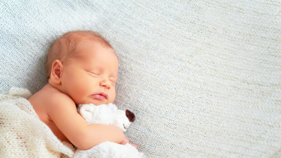 Cute,Newborn,Baby,Sleeps,With,A,Toy,Teddy,Bear,White