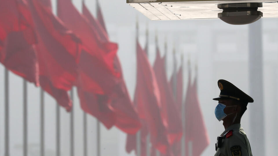 WA 3 Peking - Čínsky polovojenský policajt s ochranným rúškom hliadkuje na Námestí nebeského pokoja pred začiatkom zasadnutia Celočínskeho zhromaždenie ľudových zástupcov v Pekingu 21. mája 2020. Zasadnutie bolo pôvodne naplánované na 5. marca. V dôsledku koronakrízy ho odložili. FOTO TASR/AP
A Chinese paramilitary policeman stands guard near Tiananmen Square before the opening session of China's National People's Congress (NPC) at the Great Hall of the People in Beijing, Friday, May 22, 2020